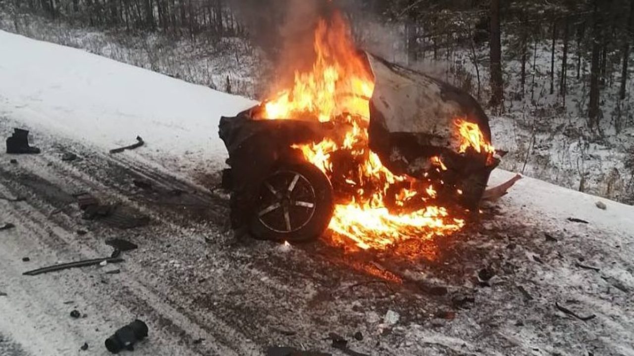 В Кузбассе машина развалилась на части и сгорела, погиб один человек -  SibMedia.ru