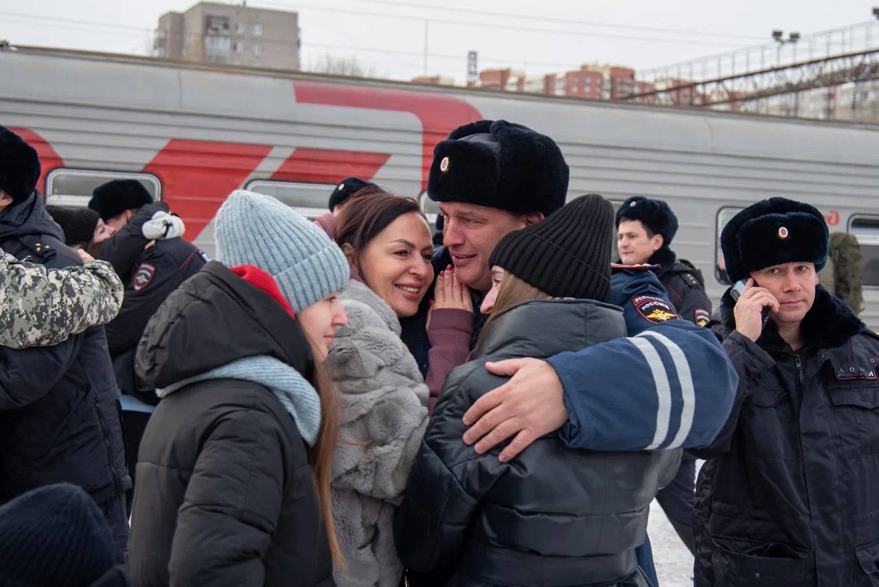 В Красноярске встретили полицейских после командировки в Херсонскую область  (видео) - SibMedia.ru