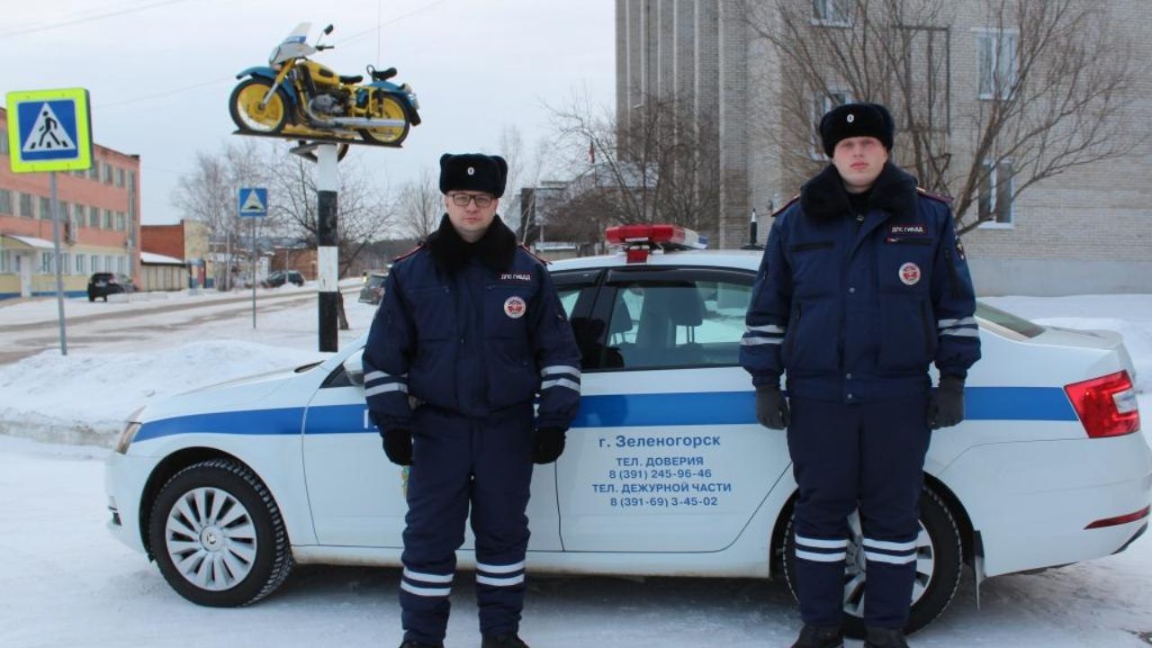 В Красноярском крае дорожные полицейские помогли мужчине с приступом  эпилепсии (видео) - SibMedia.ru