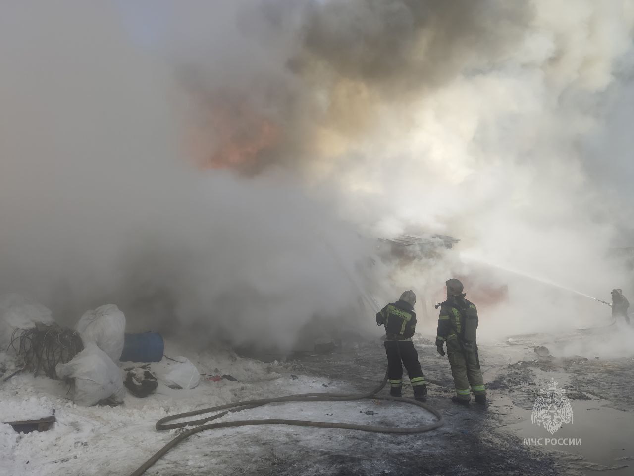 Горящие склады в Норильске на площади 4000 квадратных метров тушили более суток