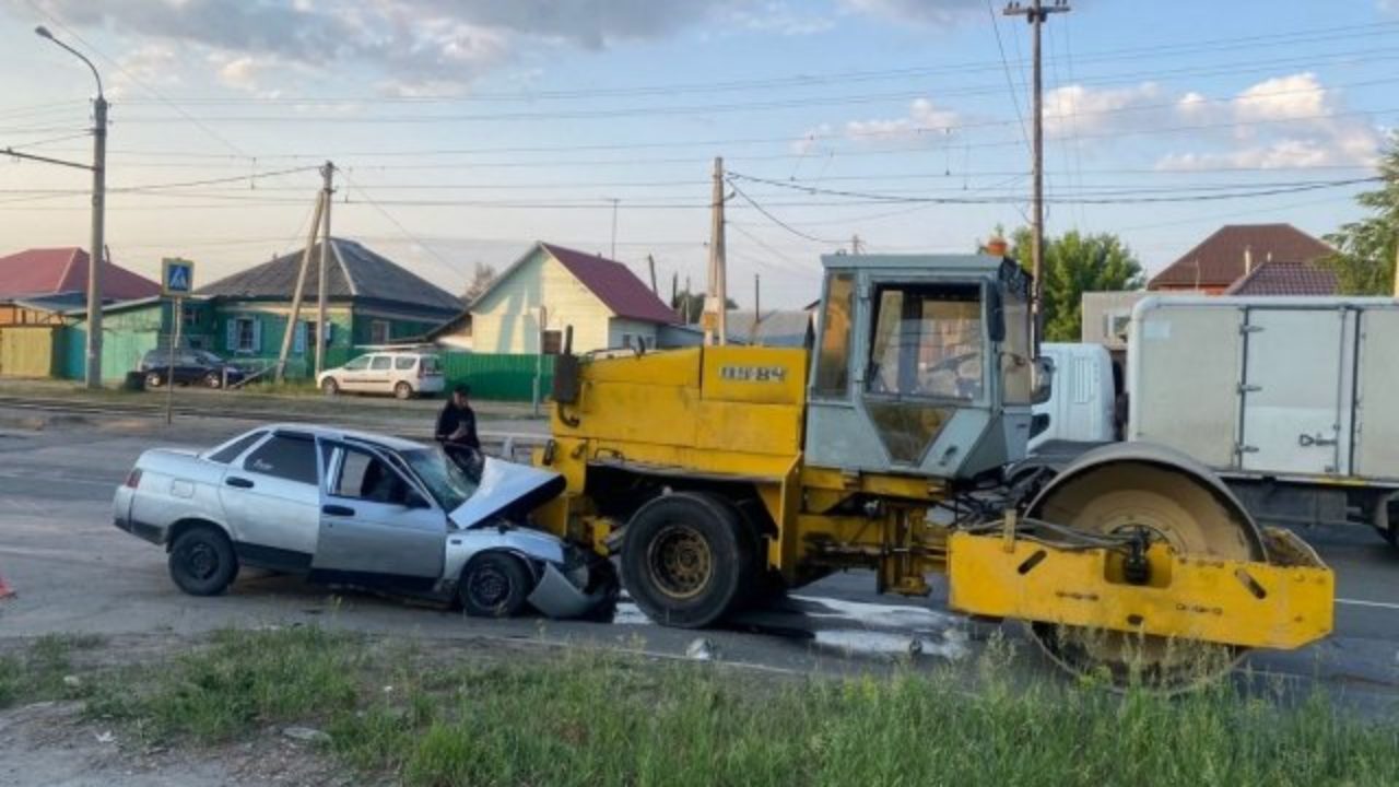 В Новосибирске автомобиль ВАЗ врезался в дорожный каток - SibMedia.ru