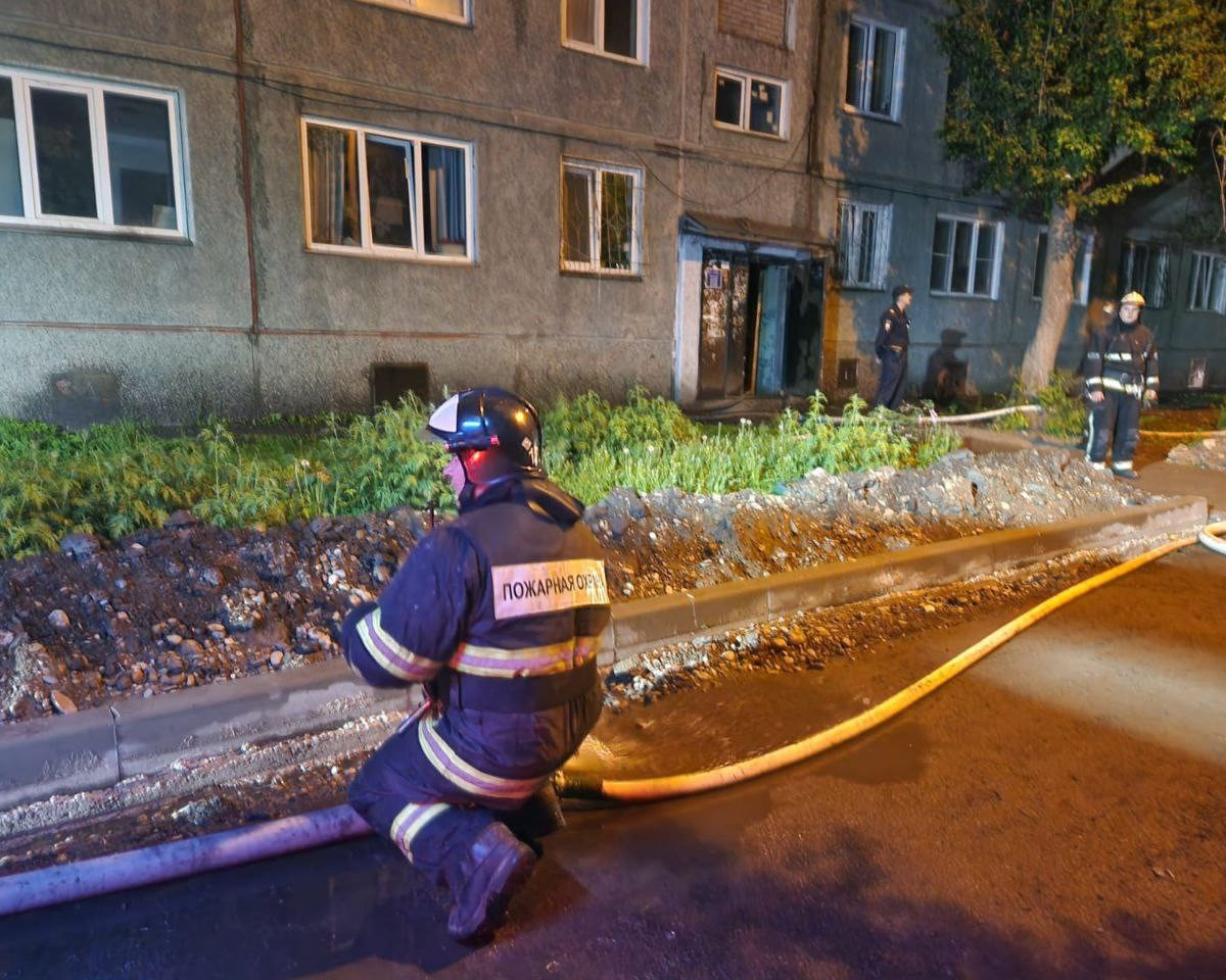 В результате пожара в доме на Новгородской улице в Красноярске  эвакуировались 200 человек - SibMedia.ru