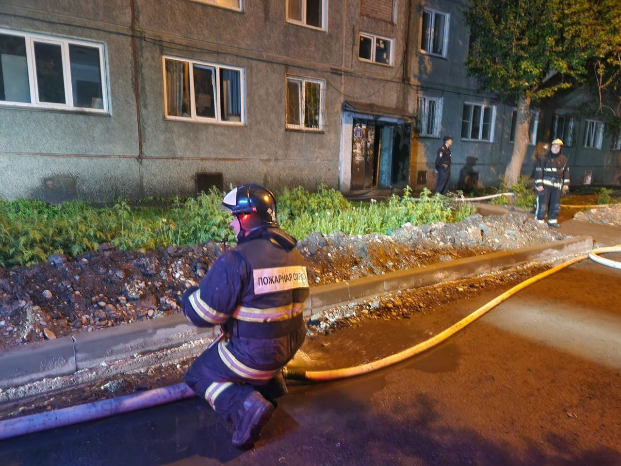 В результате пожара в доме на Новгородской улице в Красноярске эвакуировались 200 человек