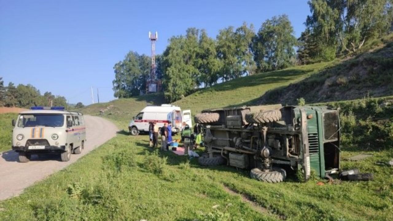 На Алтае грузовик с 14 туристами перевернулся во время поездки на  Каракольские озера - SibMedia.ru