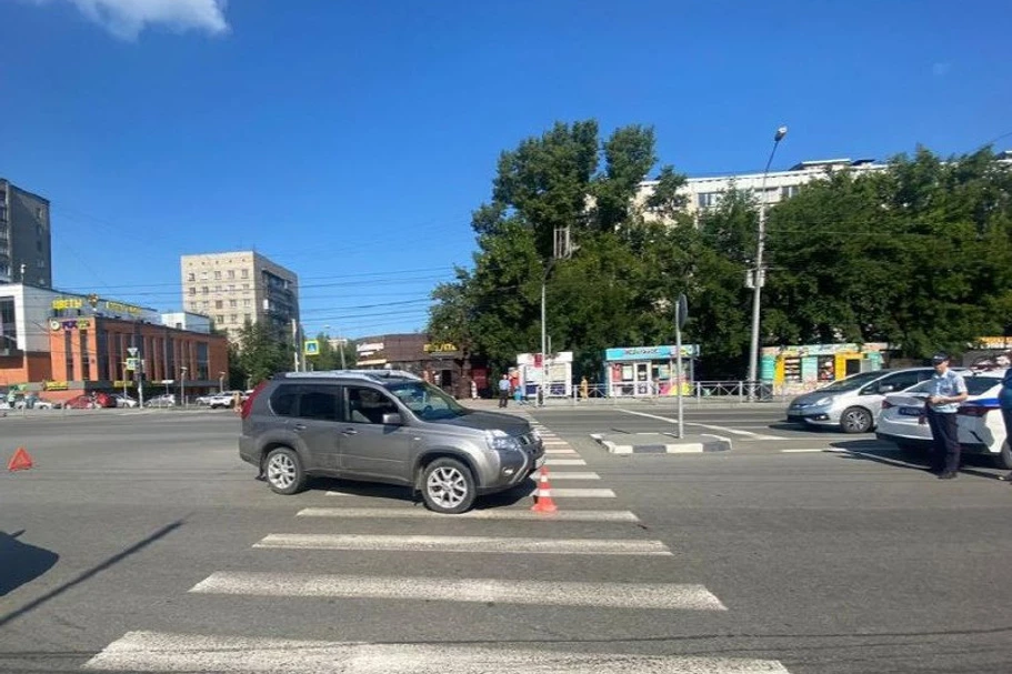 В Новосибирске самокатчик погиб под колёсами КАМАЗа