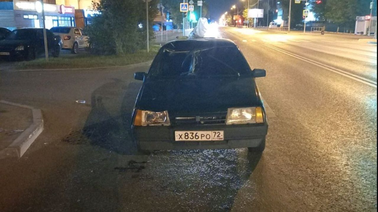 В Тюмени на Червишевском тракте молодой водитель «Лады» сбил двух мужчин -  SibMedia.ru