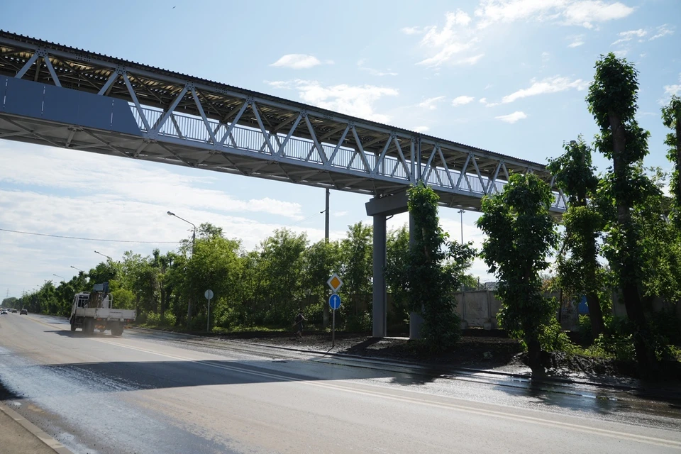 В Красноярске на Семафорной запустили пешеходный мост