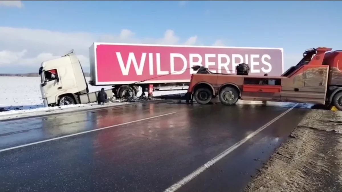 На трассе из Тюмени в Омск произошло ДТП с фурой Wildberries