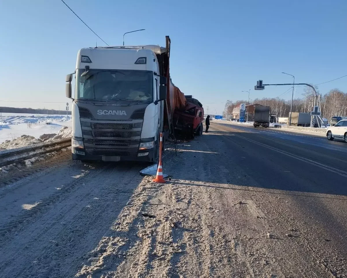 Водитель большегруза пострадал в тройном ДТП на трассе под Ишимом -  SibMedia.ru