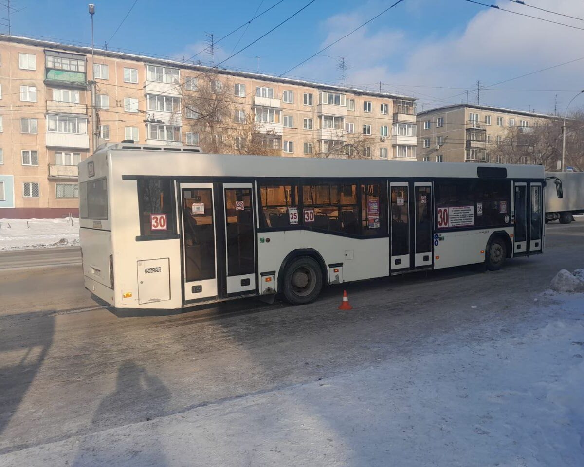 В Новосибирске проводят проверку после падения ребенка из автобуса на  Есенина - SibMedia.ru