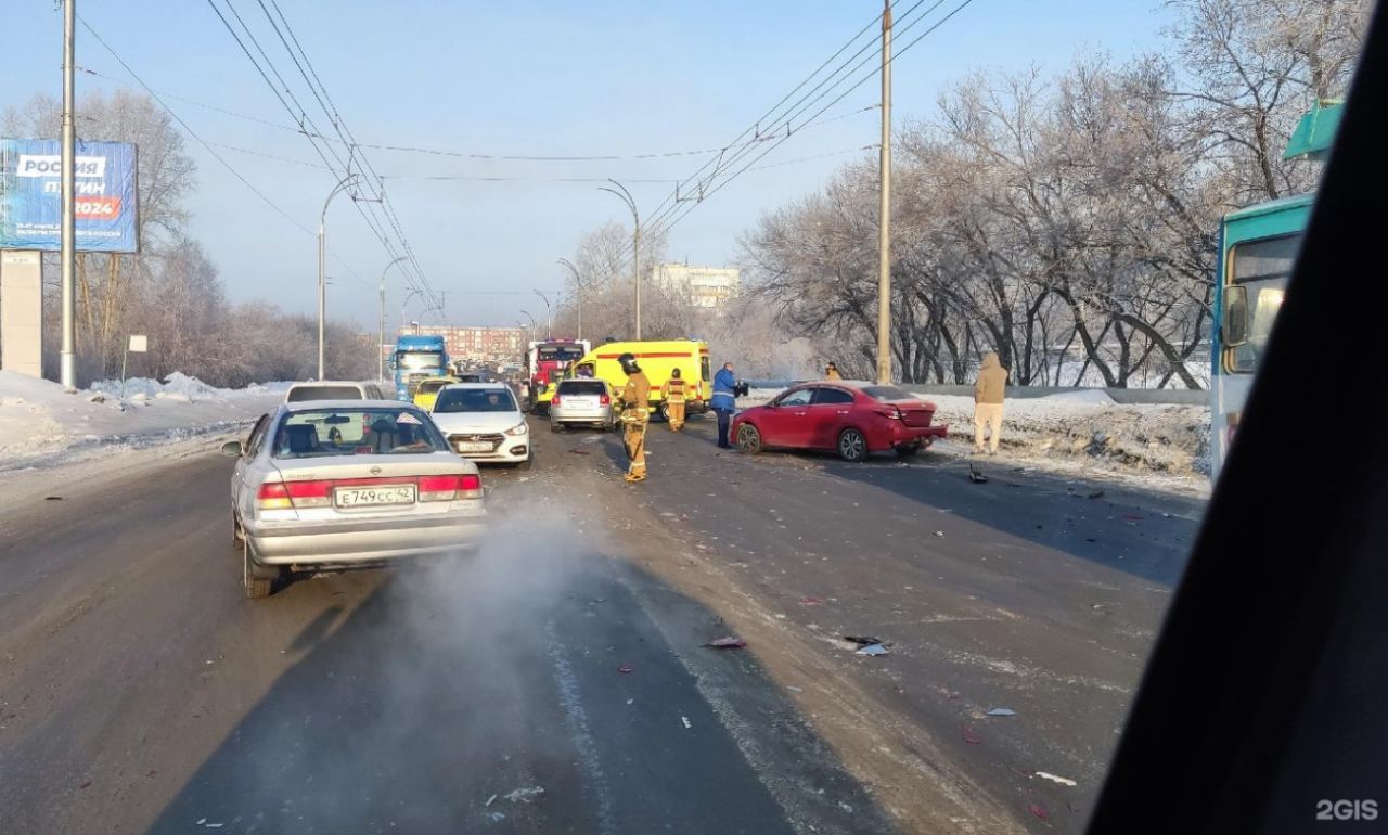 В Кемерове после столкновения автомобилей прибыли спасатели