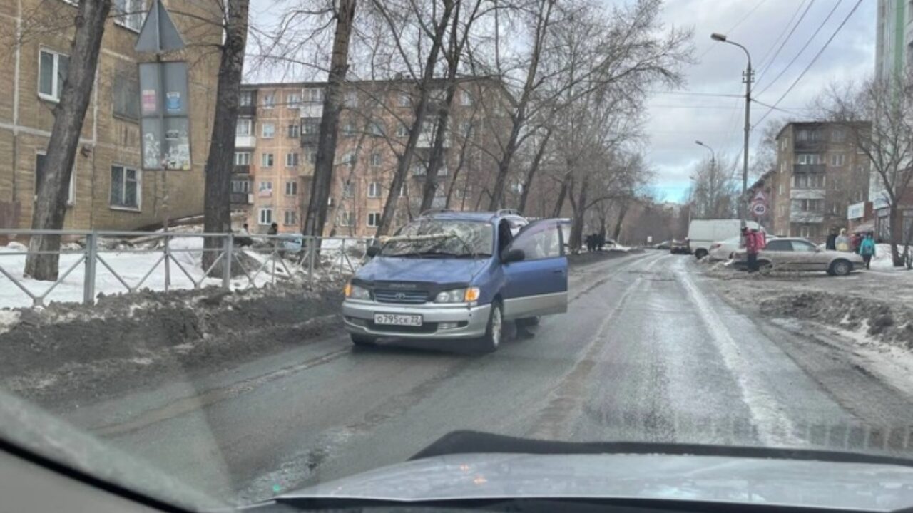 Сильный ветер чуть не сорвал кровлю здания в Новосибирске - SibMedia.ru