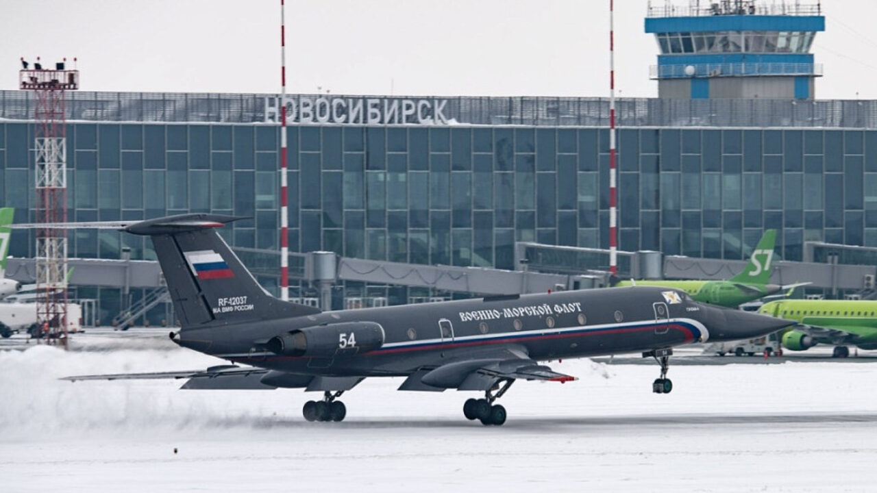 Редкий военный самолет пролетел над Новосибирском - SibMedia.ru