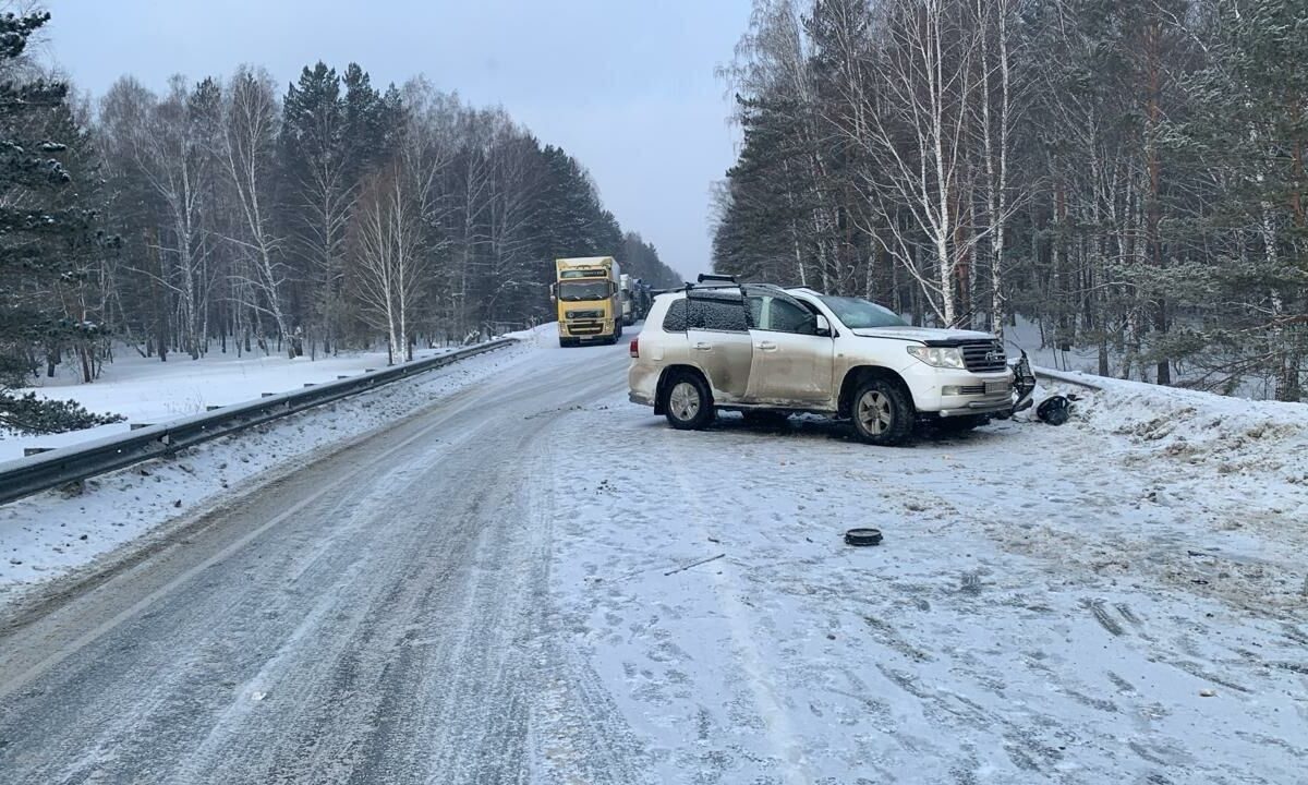 В сторону кузбасской столицы после ДТП с фурой разбился водитель Land  Cruiser - SibMedia.ru