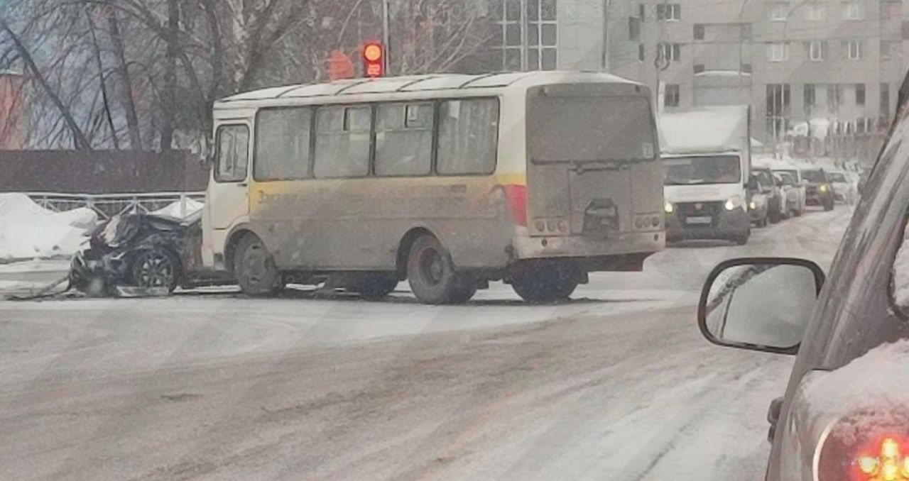 Легковушка превратилась в хлам после столкновения с автобусом в Прокопьевске