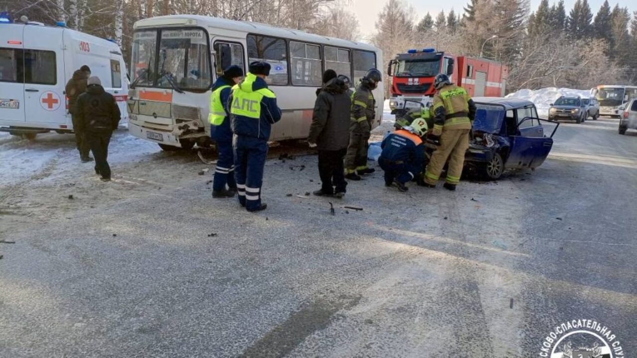 В Томске на Ивановского столкнулись ВАЗ и маршрутка - SibMedia.ru