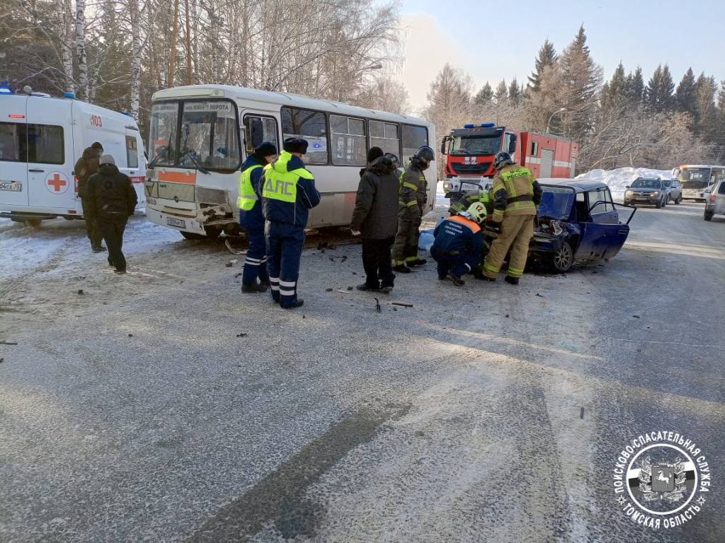 В Томске на Ивановского столкнулись ВАЗ и маршрутка - SibMedia.ru