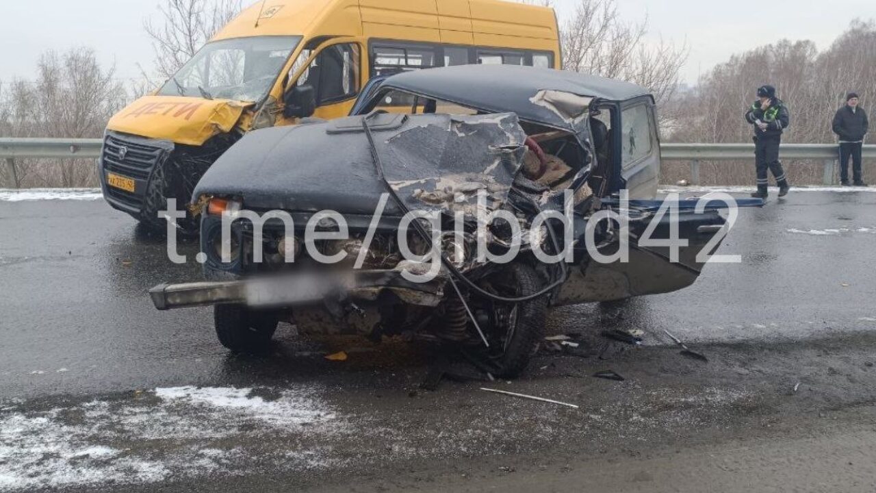 На кемеровской трассе ограничили движение после аварии со школьным  автобусом - SibMedia.ru