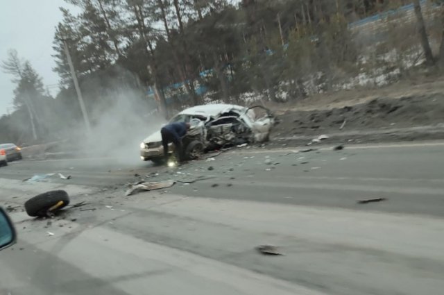 В Новосибирске два автомобиля превратились в груду металла после столкновения