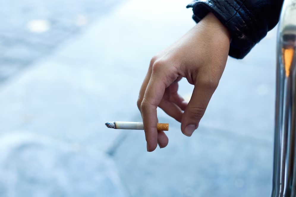 Несовершеннолетним в ХМАО запретят посещать табачные магазины и кальянные