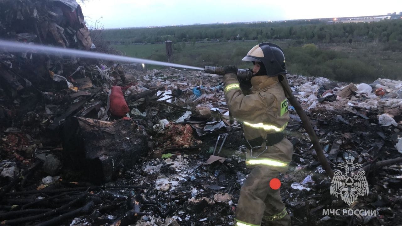 Площадь возгорания на полигоне ТКО под Новосибирском составила шесть гектаров