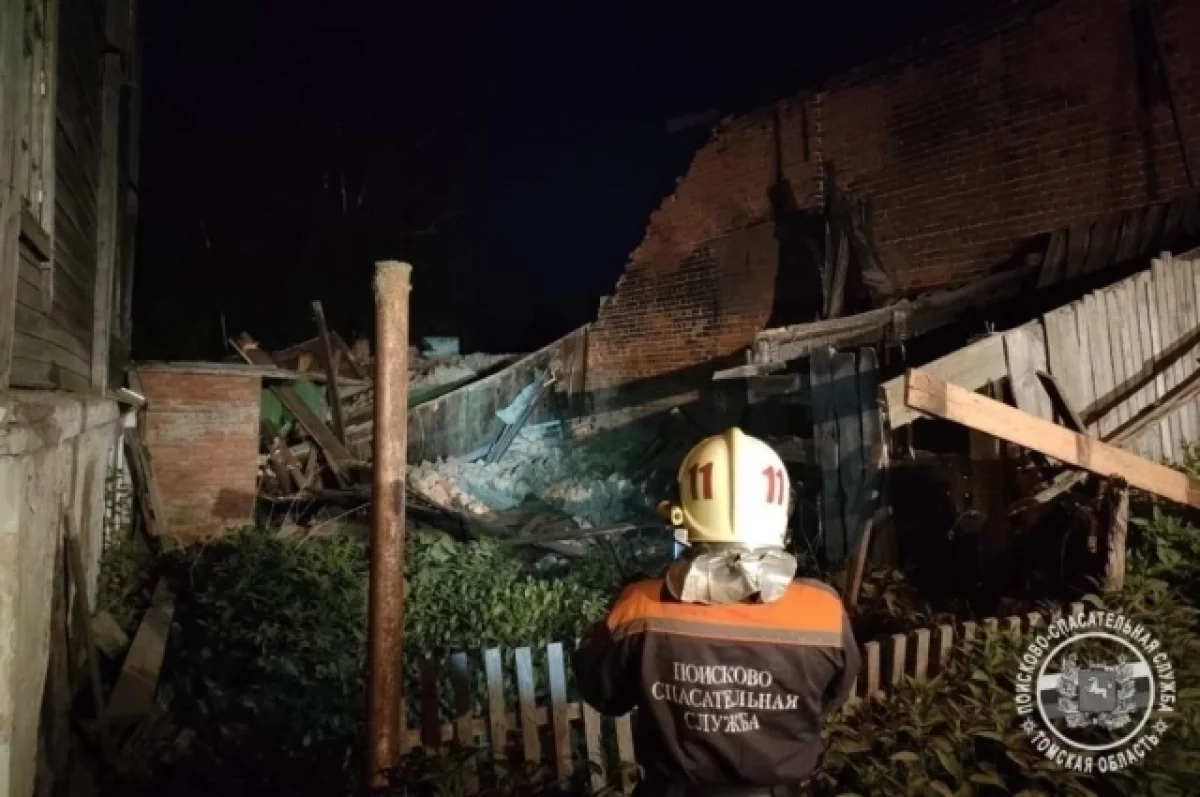 Стена нежилого здания рухнула ночью в Томске