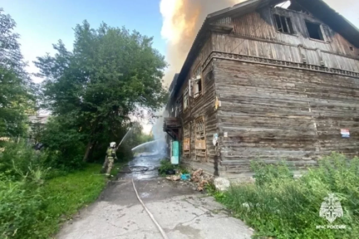 В расселенном бараке в Новосибирске произошел пожар