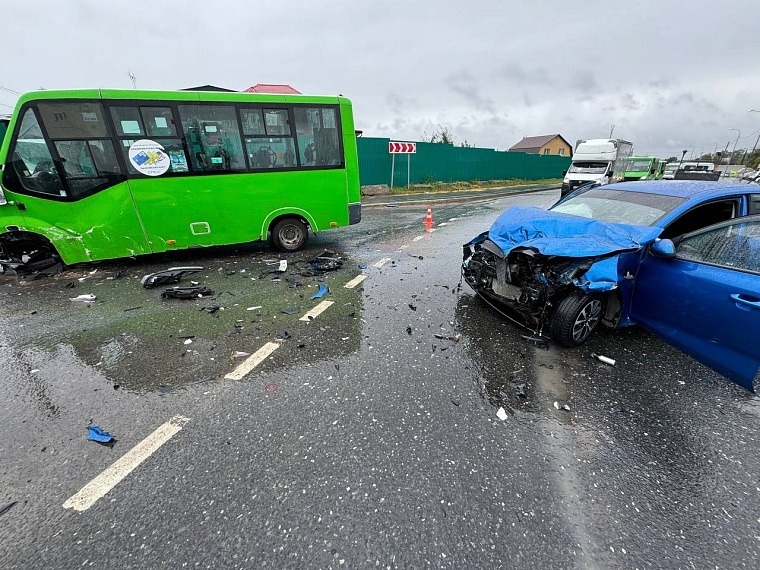 В Тюмени водитель легковушки погиб после столкновения с автобусом