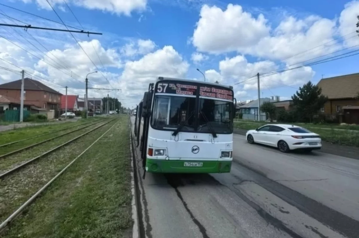 Покрышка автобуса лопнула во время движения в Новосибирске