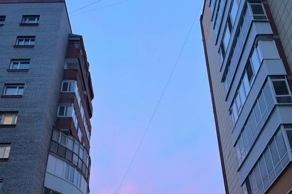 После падения ребенка из окна дома в Томске завели уголовное дело
